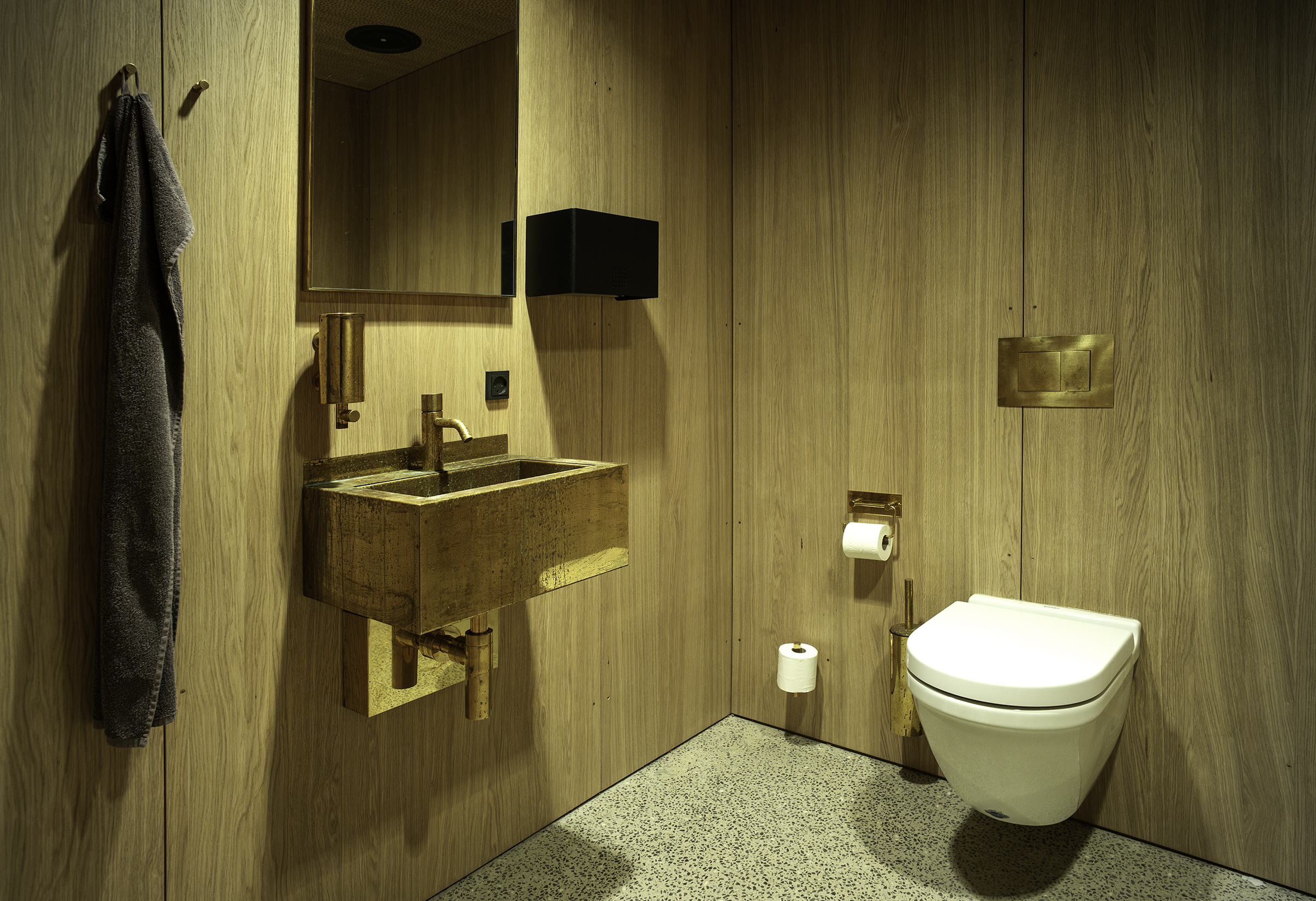Kornets Hus - Toiletfaciliteter med træpaneler på væg og loft