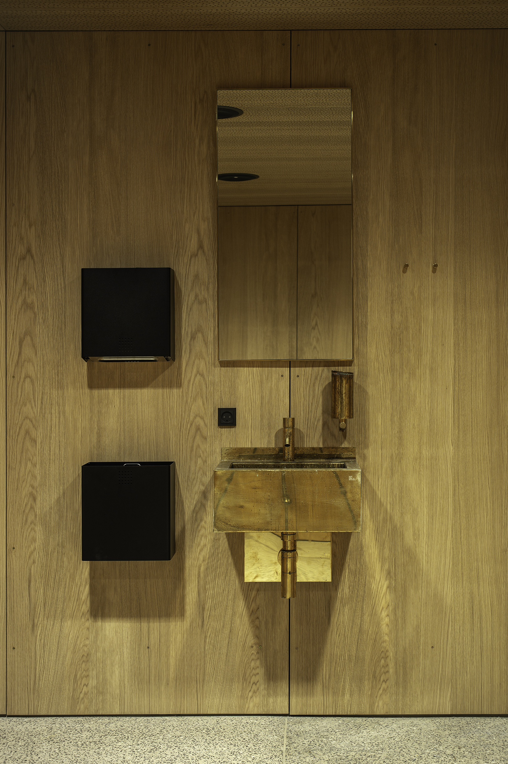 Kornets Hus - Toiletfaciliteter med træpaneler på væg og loft