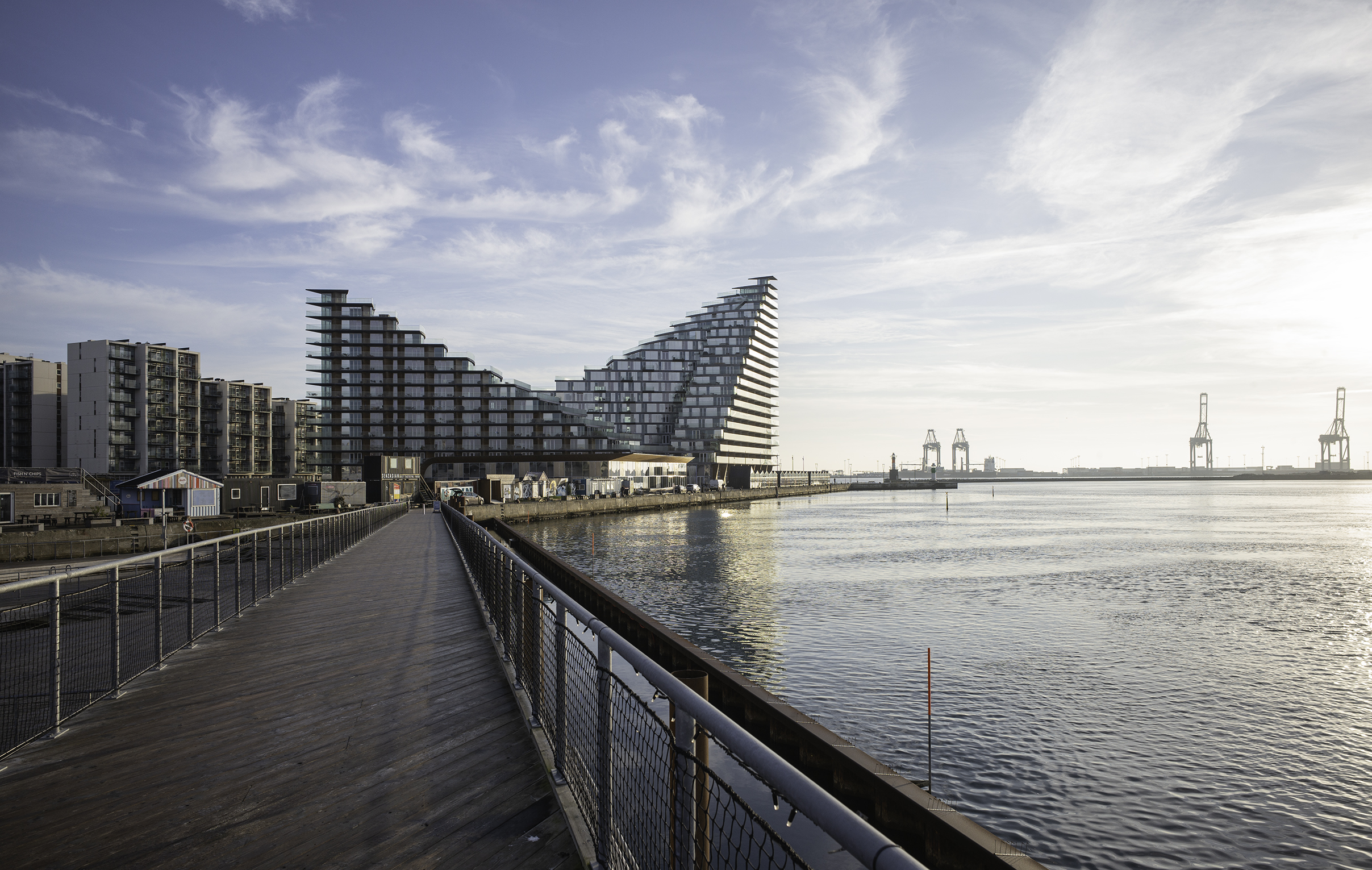 Triangulære højhuse ved havet