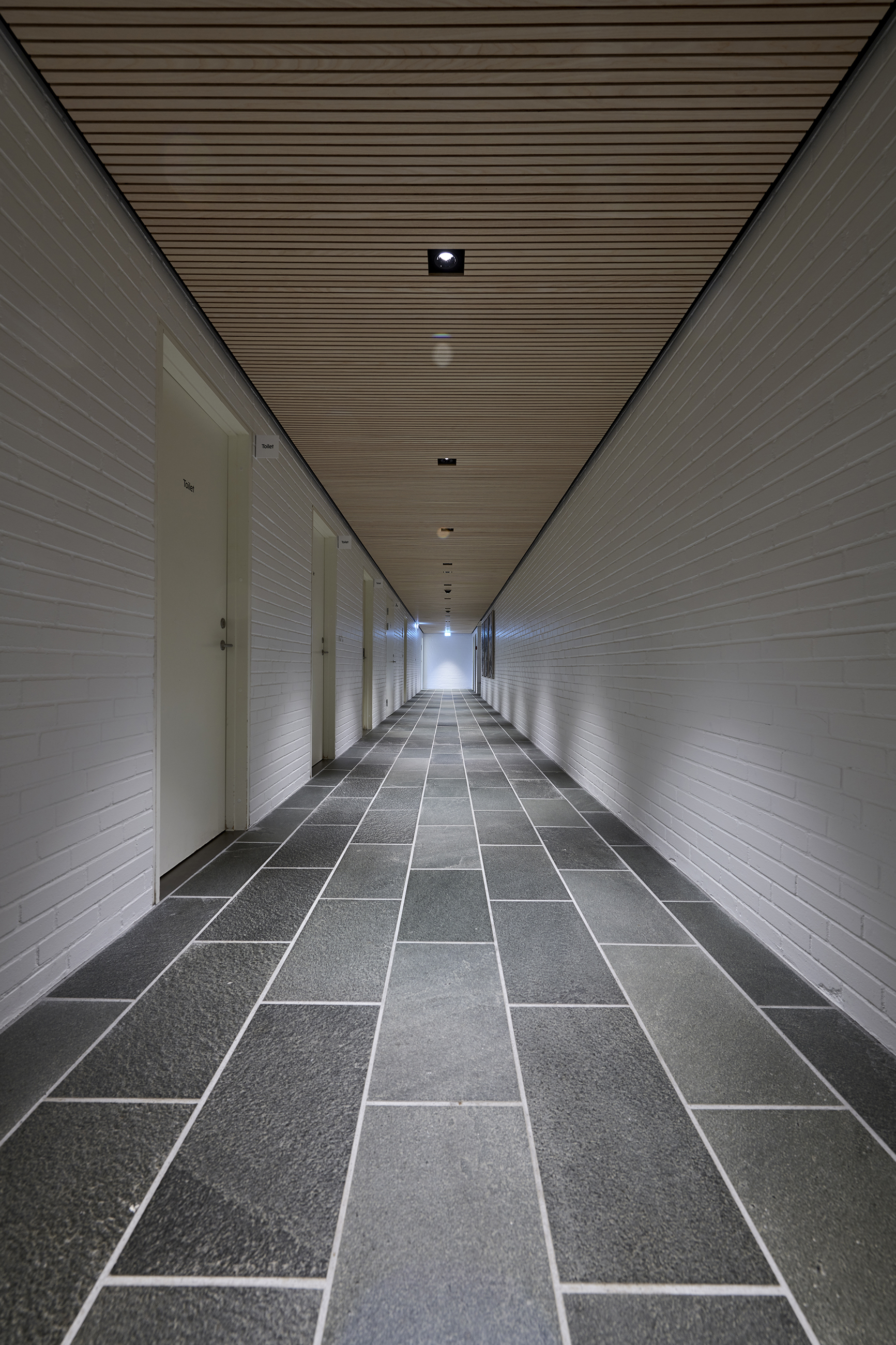 Korridor med stripe panel på loft