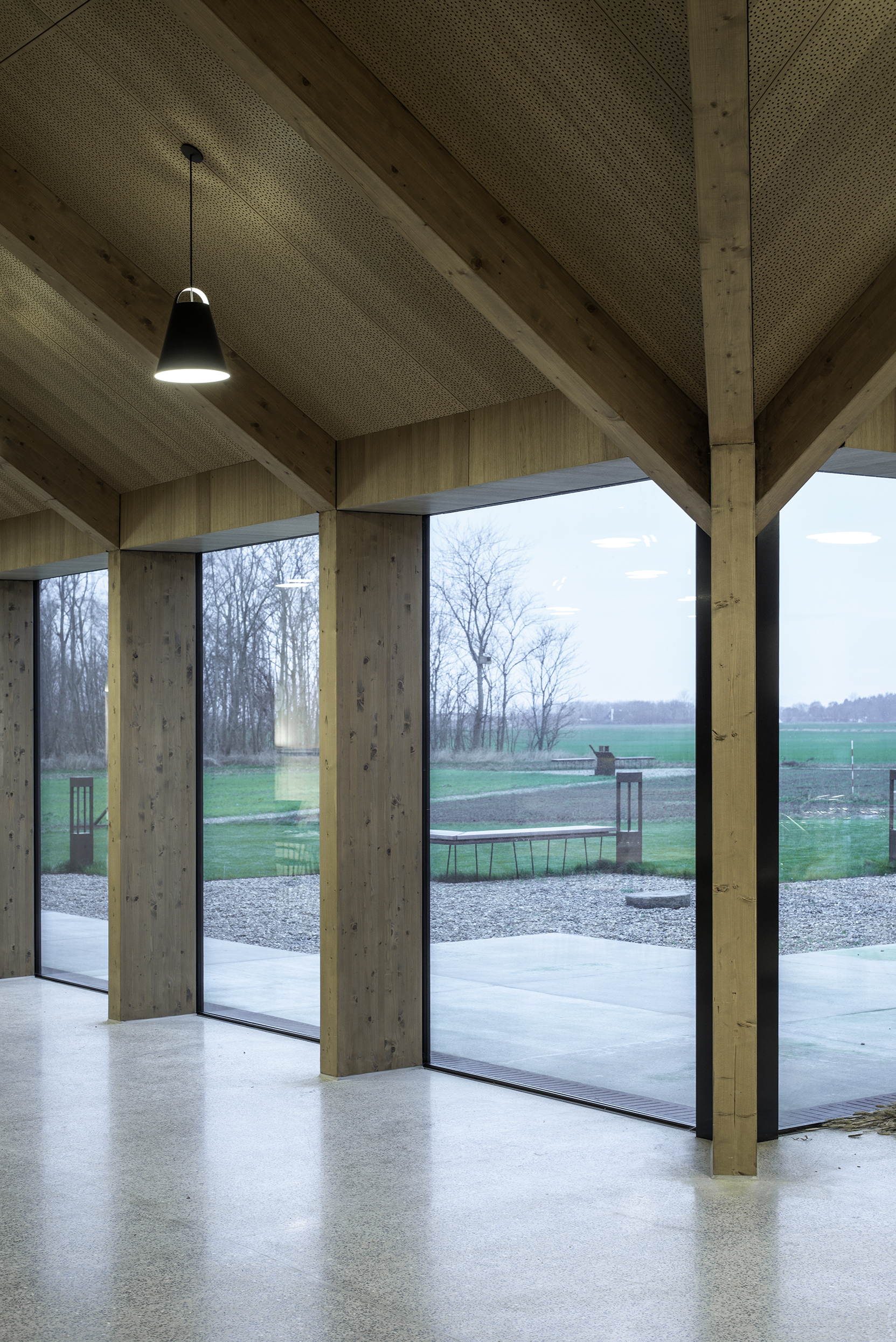 Kornets Hus - Store vinduer med udsigt over have og natur