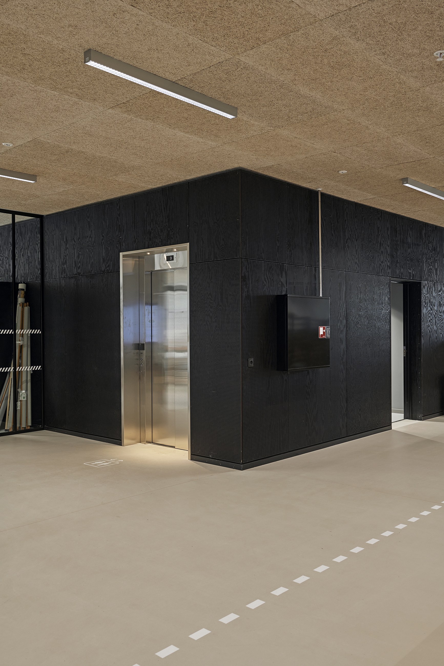 Elevatorer beklædt med sorte træpaneler