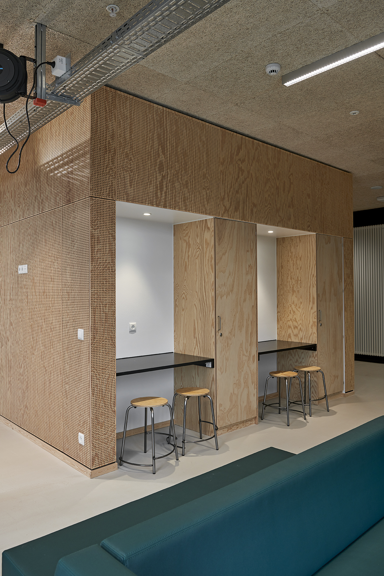 Små arbejdsstationer integreret i væg med træpaneler
