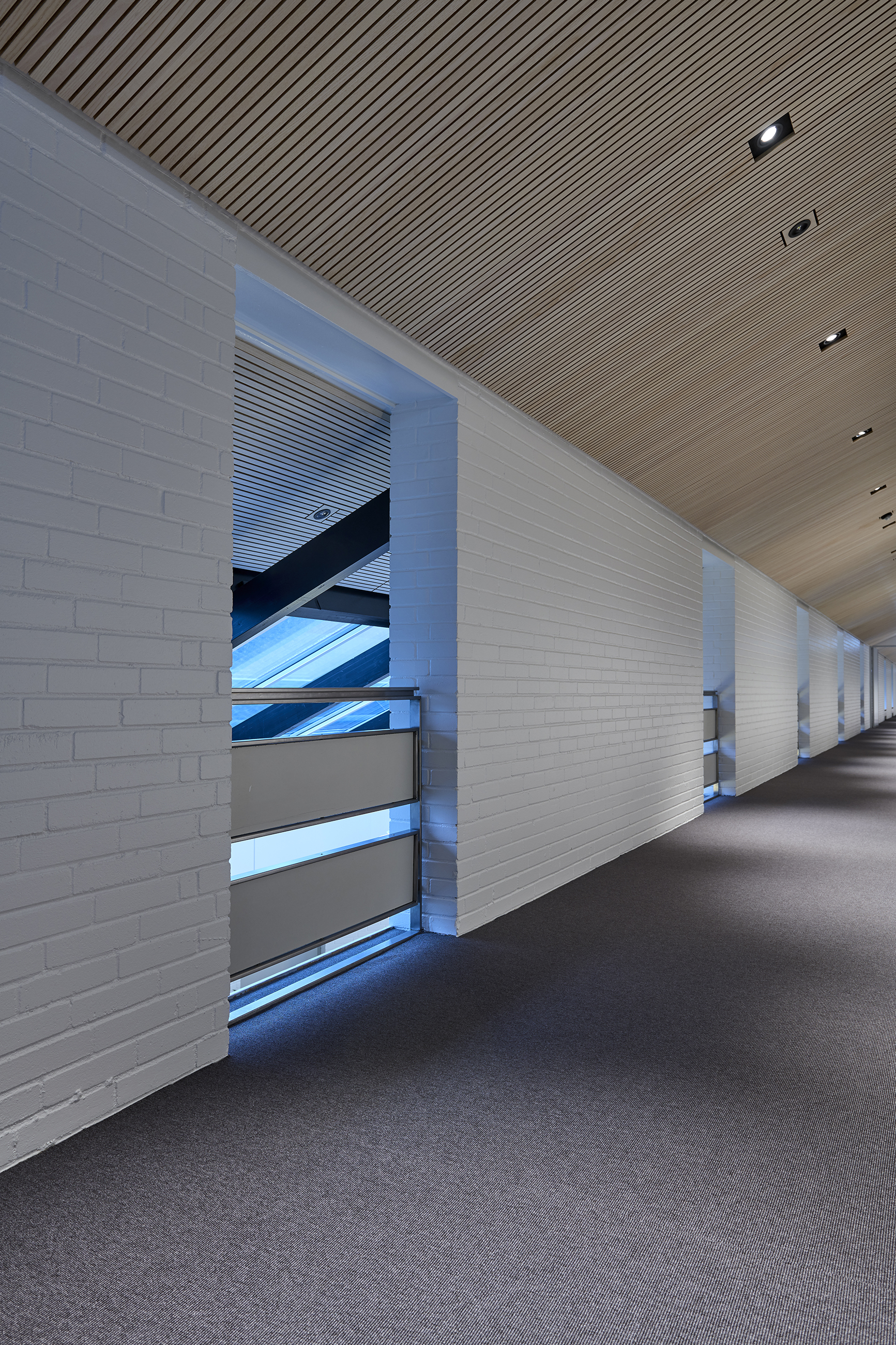 Korridor med stripe panel på loft