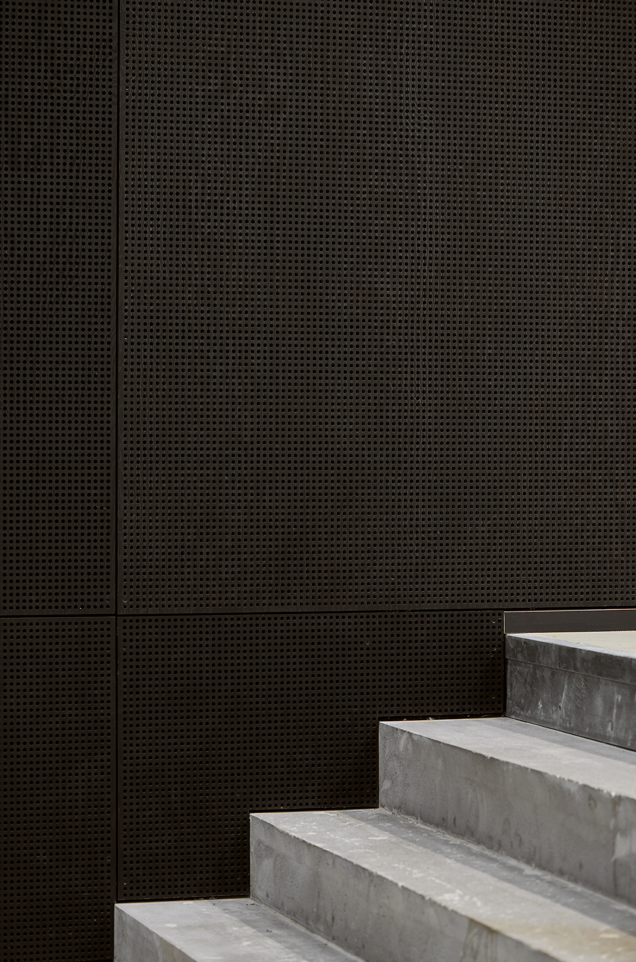 Sort væg med betontrappe